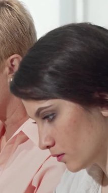 Yakın plan çekimde odaklanmış bir iş ekibi, çeşitli, genç meslektaşlarına önderlik eden olgun bir kadın CEO 'nun cesur bir beyin fırtınası yaptığını gösteriyor. Yeşilliklerle bezenmiş enerjik ofis, fikir olarak yaratıcılık ve işbirliği yayar.