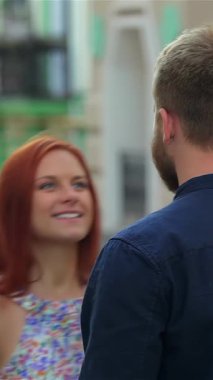 Genç bir çift, neşeli bir şekilde yaşlı bir kasabanın canlı sokaklarında gülüşleri sıcaklık ve bağlantı yayıyor. Renkli binalar ve günlük kıyafetleri, romantik özlerini geliştirmek için canlı bir zemin oluşturuyor.