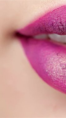 Bu büyüleyici makro çekim baştan çıkarıcı bir kadın ağzı yakalar, hafifçe ayrılmış, nefis erik dudaklar arasına yerleştirilmiş parlak beyaz dişler sergiler. Işıl ışıl sarı bir zemin üzerine kurulmuş bu görüntü cazibe ve cazibe yayar, izleyicileri eğlenmeye davet eder.