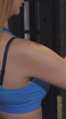 Kendini işine adamış bir kadın fitness koçu, canlı kırmızı dambılları kaldırırken uygun şekli vurgulayarak, dinamik bir spor salonunda kadın müşterisine tutkuyla rehberlik eder. Bu güçlendirme sahnesi motivasyon ve takım çalışması yayar, gücünü gösterir ve...