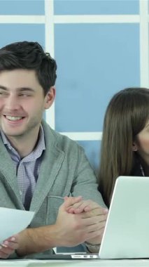 Neşeli bir işadamı ve odaklanmış bir proje yöneticisi parlak bir dizüstü bilgisayarda renkli bir raporu analiz ederek canlı bir tartışmayı paylaşıyorlar. Geniş pencerelerden süzülen parlak doğal ışıkla yıkanan, işbirliği yaparken coşkuları yayılıyor,