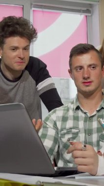 Değişik erkek ve kadınların yer aldığı dinamik bir üniversite arkadaşı grubu, canlı kırtasiye malzemeleri ve parlak bir dizüstü bilgisayarla çevrili projelerinde tutkuyla işbirliği yapıyor. Onların bulaşıcı kahkahaları ve ruhsal tartışmaları canlandırıcı bir şey yaratır.