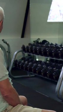 Kendini adamış genç bir Kafkasyalı antrenör spor yolculuğunu başlatmaya hazırlanan fitness bankında oturan son sınıf öğrencisine bir çift pırıl pırıl dambıl uzatıyor. Spor salonu enerji ile uğulduyor, bir dizi ağırlık ve spor aleti sergiliyor,