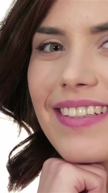 Bu büyüleyici yakın plan, kusursuz makyajlı ve neşeli bir gülüşü olan genç bir kadını canlı beyaz bir arka plana neşe saçarak yakalıyor. Parlak cildi ve ışıl ışıl gözleri özgüveni ve cazibesini, hayranlığını ve sıcaklığını yansıtıyor.