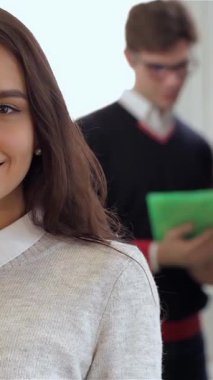 Kendinden emin esmer bir kadın ön planda sıcak gülümsemesiyle pozitiflik yayarken, odaklanmış bir beyaz adam ve kıvırcık saçlı bir kadın arkasında canlı yeşil bir tabletle coşkuyla bağlanıyorlar. Bu dinamik ofis sahnesi