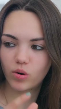 Yakın plan çekimde, genç, çekici bir iş adamı ve kadın, tabletten içgörüleri tartışırken, ifadeleri odak ve coşku saçıyor. Bu canlı etkileşim, işbirliğinin ve yeniliğin özünü parlak bir şekilde yakalar.