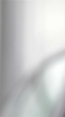 Modern bir galeride, bir araba satıcısı yeni bir araba satın almanın heyecanını yakalayan ışıldayan genç bir kadının parlak araba anahtarlarını hevesle sunar. Bu canlı an, müşteri ve satıcı arasındaki neşeli bağlantıyı vurgular.