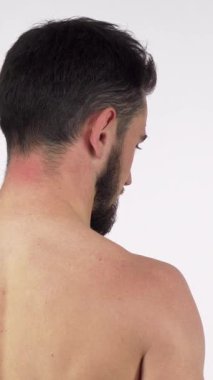 Bu büyüleyici dikiz aynası etkileyici pazılarını esneten, güç ve kararlılık saçan, üstsüz, atletik bir adamı gösteriyor. Temiz, minimalist arka plan kas yapısını vurguluyor, hayranlık uyandırıyor.