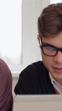 Gözlüklü şık bir beyaz adam, özenli erkek arkadaşlarını büyüleyen bir dizüstü bilgisayarla tutkuyla görüşlerini paylaşıyor. Dinamik atmosfer esmer bir adamın eğilip dikkatle dinleyen sakallı bir adamın yakın nişanıyla zenginleşir.