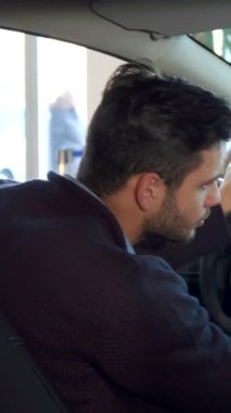 Lüks bir galeride, şık, modern bir arabanın şoför koltuğundan, neşe dolu, bakımlı sakallı, çekici bir genç adam. Parlak gülüşü ve coşkulu jesti ideali keşfetmenin heyecanını yansıtıyor.