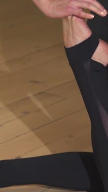 Yakından çekilen bir fotoğrafta, yoga pozunda esneyen çarpıcı, koyu saçlı bir kadın, akşam ışığının sıcak, altın sarısı renklerinde banyo yapıyor. Odaklanmış ifadesi ve zarif duruşu dinginlik ve güç saçıyor, izleyicileri bir araya getiriyor.