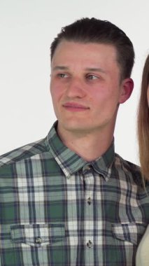 Çekici bir kadın ve erkek arkadaşı, arkadaş bölgesi kavramını somutlaştırırken neşe ve pozitiflik saçarak bir arada duruyorlar. Genç adam eliyle bir yarım kalp oluştururken, kadın da onların platonik kutlamalarını mutlu bir şekilde kutluyor.