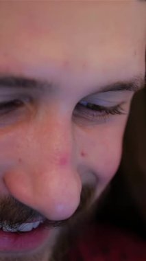 Canlı genç bir çift, gülümseyen bir erkek ve kadın, bir tabletle neşeyle meşgul, yüzleri beyaz bir zemine karşı mutlulukla parlıyor. Gülüşleri ve neşeli bağlantıları sıcaklığı yansıtıyor, gençlik romantizminin özünü yakalıyor ve