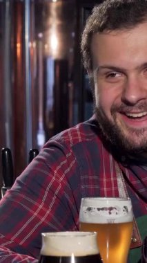 Ekose gömlekli ve önlüklü neşeli bir barmen keyifli bir müşteriyle kadeh tokuşturup arkadaşlığını köpüklü bira eşliğinde kutlarken yürekten bir kahkaha atar. Sıcak ışıklar ve ışıldayan dokunuşlarla aydınlatılan davetkar bar atmosferi...