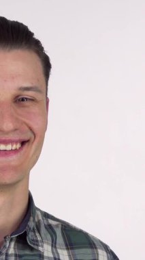 Çekici bir gülümsemesi olan neşeli genç bir adam soğuk bir bardak altın birayı yüzüne yakın tutuyor, gözleri saf mutlulukla kapalı. Bu canlı sahne kutlama ve arkadaşlığa ışık saçıyor. Bar toplantıları ya da şenlik için mükemmel hale getiriyor.