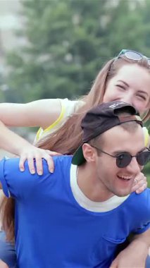 Neşeli bir çift, açık havada güneşli bir günün tadını çıkarırken neşeli bir çift neşeli arkadaşlarının fotoğraflarını çekiyor. Bulaşıcı kahkahaları ve kaygısız ruhları dostluk ve neşe dolu canlı bir duvar halısı yaratıyor.