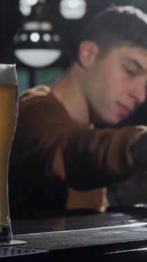 Genç bir çift coşkulu bir barda kadehlerini sevinçle tokuştururken ön planda çıtır çıtır, altın bir bira bardağı parlıyor. Bu canlı sahne, dostluk ve romantizmin ruhunu somutlaştıran bir sıcaklık ve bağlantı yayar.