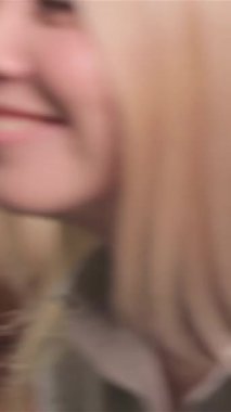 Neşeli, genç, sarışın bir kadın mutlu bir şekilde ışıldarken gösterişli, modern bir dişçi koltuğuna yerleşiyor, rahatlık ve güven duygusunu somutlaştırıyor. Işıl ışıl gülüşü ve rahat duruşu bakir klinikte davetkar bir atmosfer yaratıyor.