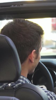 Kendinden geçmiş genç bir çift, parlak araba anahtarlarını gururla sergilerken şık, modern üstü açık arabalarında mutluluk saçıyorlar. Bu canlı sahne, yeni sahipliğin heyecanını özetliyor. Aşkı, özgürlüğü ve coşkuyu simgeliyor.