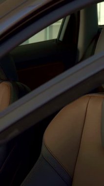 Kendinden emin, olgun bir beyaz adam galeride şık bir arabada otururken heyecanla ışıldıyor ve pencereden başparmağını kaldırıyor. Neşeli tavrı ve çizgili gömleği sergi salonunun modern, davetkar atmosferini yansıtıyor.