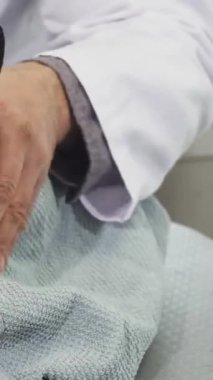 Bu iç açıcı yakın çekim, şefkatli bir veterinerin, ferahlatıcı bir banyodan sonra yumuşak, dokulu bir havluya sarılı Boston teriyeri köpeğine nazikçe masaj yaptığını gösteriyor. Görüntü, evcil hayvanlar arasındaki sevgi bağını güzel bir şekilde yakalıyor.