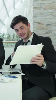 Ateşli bir iş toplantısı, hevesli meslektaşların stratejileri tartışırken, bulaşıcı gülümsemelerle fikirleri paylaşırken canlanıyor. Parlak, havadar ofis, doğal ışıkla yıkanmış, bir işbirliği ve yenilik ruhunu teşvik eder,