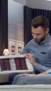 Şık bir çift, çağdaş bir mobilya mağazasında ortopedik yatak örneklerini değerlendirirken anlamlı bir sohbete girişiyor. Şık adam ve zarif partneri kendilerini rahatlık ve sağlığın mükemmel bir karışımını bulmaya adamışlardır.