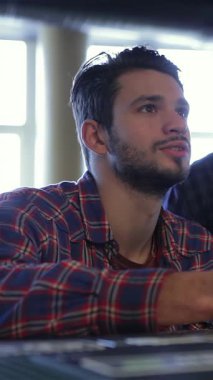 Üç coşkulu genç adam, bir futbol maçının heyecanına kapılmış, coşkulu bir barda kadehlerini neşeyle kaldırıyorlar. Parlak atmosfer kahkaha ve dostlukla dolu, dostluk ve zafer ruhuyla eğleniyorlar.