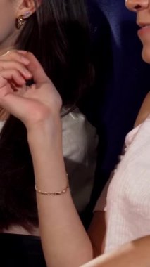 Neşeli bir bayan arkadaşın loş sinemada bir parça patlamış mısırın tadını çıkarırken neşeli bir an başlıyor. Parlak atmosfer kahkaha ve arkadaşlıkla dolu. Bu da sinemaseverler için mükemmel bir gece.