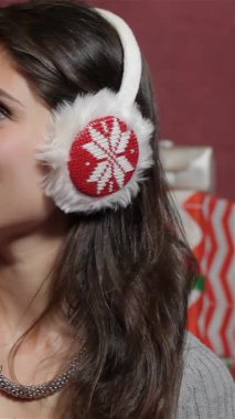 Hoş kulaklıklı neşeli bir esmer kadın zevkle ışıldıyor, baş parmaklarını çarpıcı bir Noel ağacının yanına koyuyor. Parıldayan ışıkların ve canlı süslemelerin büyüleyici parıltısı ortamı şenlikli bir sıcaklıkla kaplıyor, neşe saçıyor ve...