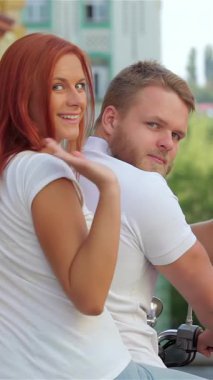 Neşeli bir çift renkli kentsel binaların arasında kameraya coşkuyla el sallayarak şık bir motosiklete biniyor. Işıl ışıl gülüşleri ve kaygısız tavırları yaz macerasının, aşkın ve gençliğin coşkusunu yansıtıyor.