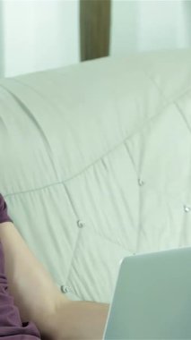 Neşeli bir kız erkek arkadaşına buharlı bir fincan kahveyle sürpriz yapar, sıcak oturma odasını sıcaklık ve kahkahalarla doldurur. Yumuşak bir kanepeye kurulmuş, davetkar bir dekorla süslenmiş çift, neşeli gülücükler ve neşeli anlar paylaşıyor,