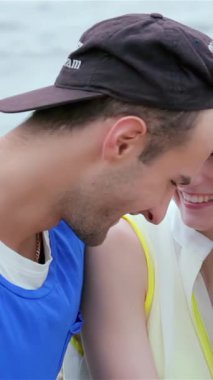 Kahkahalarla ve şefkatli bakışlarla kaybolan ışıldayan suların kenarında mutlu bir yaz gününün tadını çıkaran ışıl ışıl bir çift. Neşeli bağlantıları ve canlı gülümsemeleri açık hava cennetinde gençlik aşkı ve dostluğunun özünü kapsıyor.