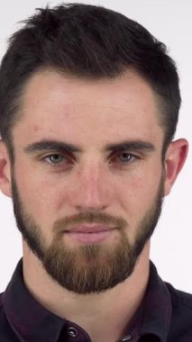 Çekici sakallı bir adam kameraya şşş yapar, parmağını nazikçe dudaklarına bastırır, gizemli ve cezbedici bir hava yayar. Delen mavi gözleri ve şık ekose gömleğiyle izleyicileri sırlar ve entrikalarla dolu bir dünyaya davet ediyor.