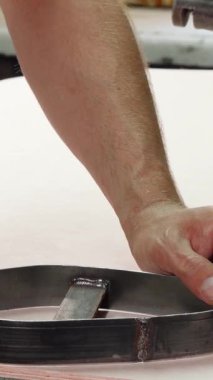 Kendini işine adamış bir kunduracı titizlikle tabanları kesiyor, becerikli ellerini alet ve malzemelerle dolu canlı bir atölyede sergiliyor. Bu büyüleyici sahne, el yapımı ayakkabıların arkasındaki sanat ve tutkuyu vurguluyor.