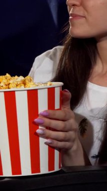 Neşeli bir sahne iki neşeli bayan arkadaşın bir kova tereyağlı patlamış mısırı paylaşması ve canlı sinemada kahkahalarının yankılanmasıyla başlıyor. Enerjik atmosfer heyecanla doludur. Sinema büyüsü için mükemmel bir gece olur.