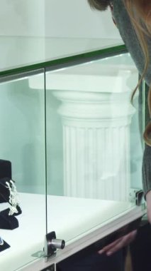 Yakın çekim, göz kamaştırıcı bir mücevher gösterisine hayran olan ışıl ışıl bir kadın ve büyüleyici sakallı kocasını yakalar. Paylaştıkları sevinç sıcaklık ve sevgi saçıyor. Bu anı yıldönümlerini kutlamak için mükemmel kılıyor.