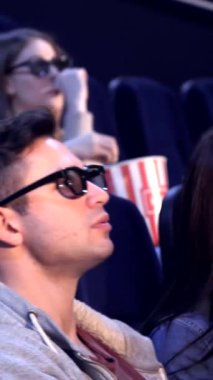 Üç boyutlu gözlük takan çeşitli genç yetişkinler sinemada nefes kesici görsel efektlerle büyülenmiştir. Titreyen ekran tarafından aydınlatılan korku ve heyecan ifadeleri paylaştıkları gibi elektrik atmosferi yaratıyor.