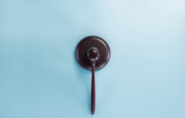 Gavel yukarıdan mavi arkaplan görünümünde metin ve mevzuat sembolü için boşluk