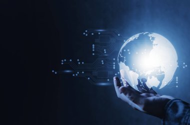 İnsan el ele tutuşan sanal dünya küresi ve mavi renkli parlayan devre kartı, ağ teknolojisi dijital iletişim konsepti