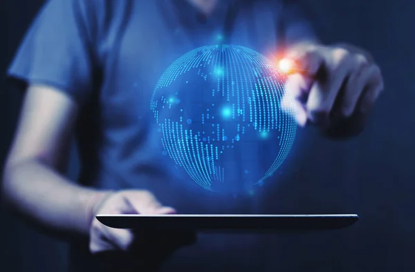 İnsan eliyle Dünya 'yı gösteren hologram tabletin üstünde görünür.