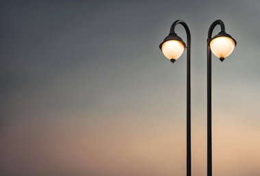 Gece gökyüzünün arka planında sokak lambası.