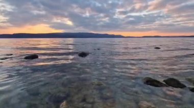 Kışın Constance Gölü 'nde gün batımı Güzel bulut atmosferiyle