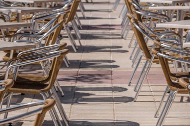 Mallorca 'daki restoranda birçok modern açık hava sandalye ve masalarını kapatın.