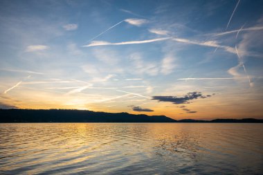 Gökyüzünde Constance Gölü 'nün batışında