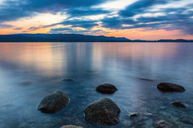 Yazın başlangıcında Constance Gölü 'nde gün batımı mavi saati