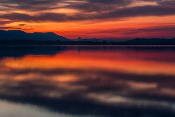 康斯坦茨湖强烈的落日 天空中美丽的色彩 — 图库照片