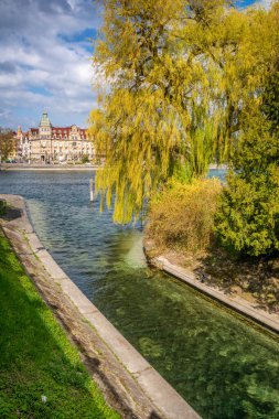 Constance Gölü 'nde ilkbahar mavi gökyüzü ve güneş ışığı