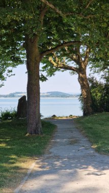 Güzel Constance Gölü 'nde yaz tatili. Mavi gökyüzü ve güneşli.