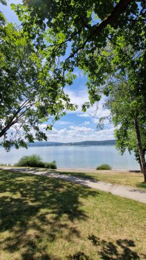 Güzel Constance Gölü 'nde yaz tatili. Mavi gökyüzü ve güneşli.